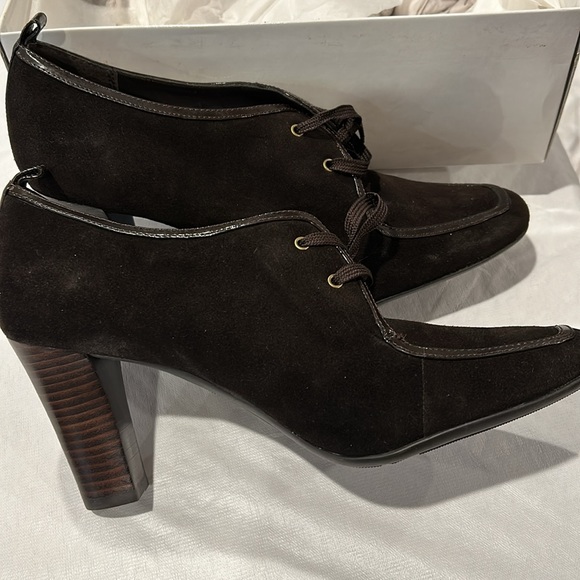 Anne Klein Brown Suede Wedge Heel Shoes Size 9 1/2M. Excellent 3 1/2 inch heel - Picture 11 of 11